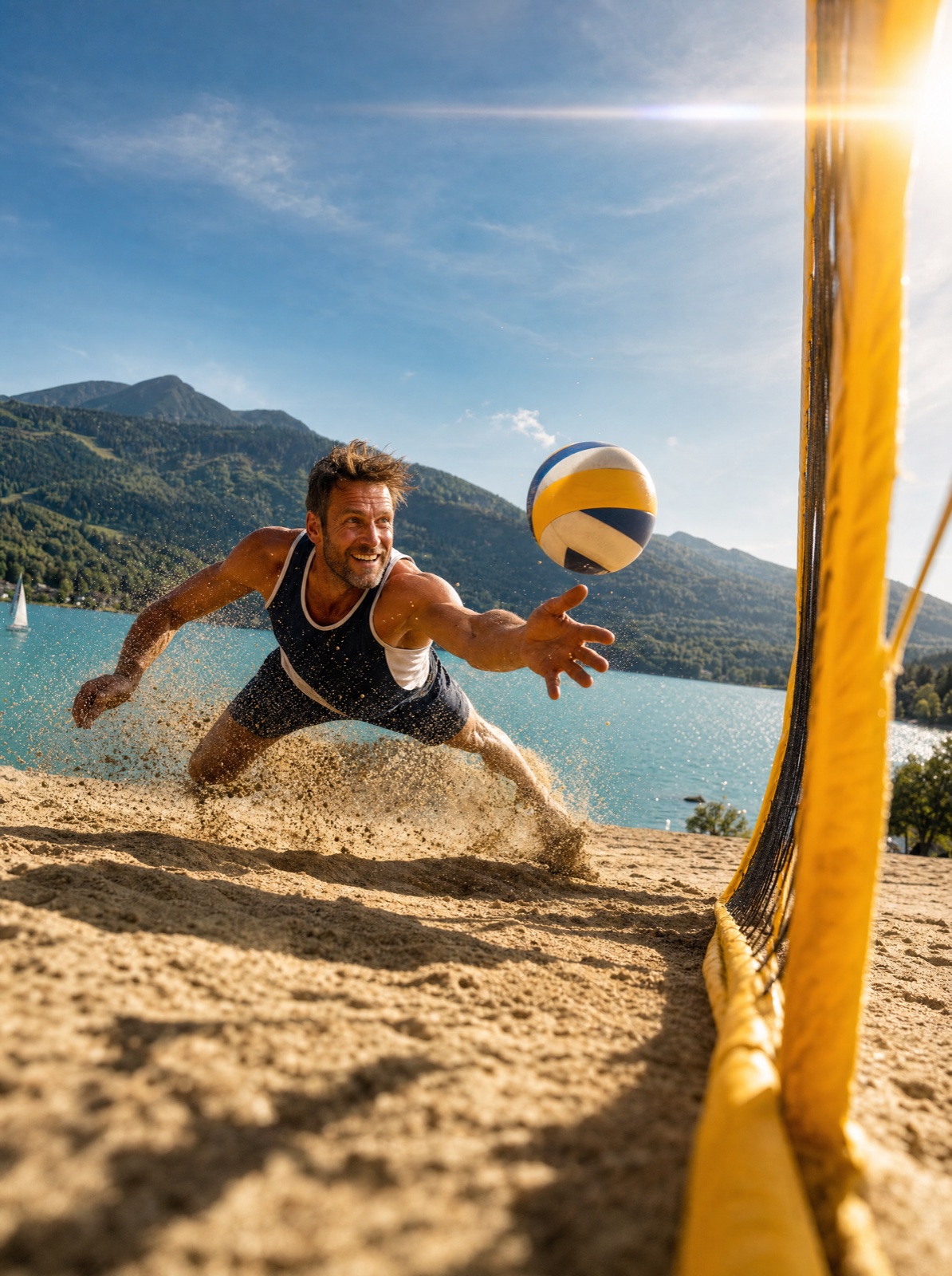 Spieler hechtet im Sand nach dem Ball, dahinter der türkise See im Abendlicht